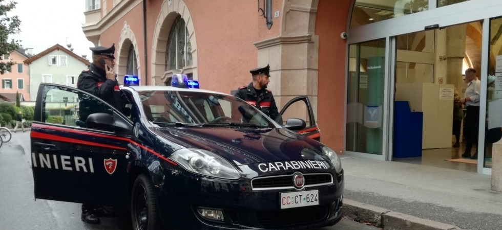 Finge di avere un coltello e rapina un anziano allo sportello di un bancomat